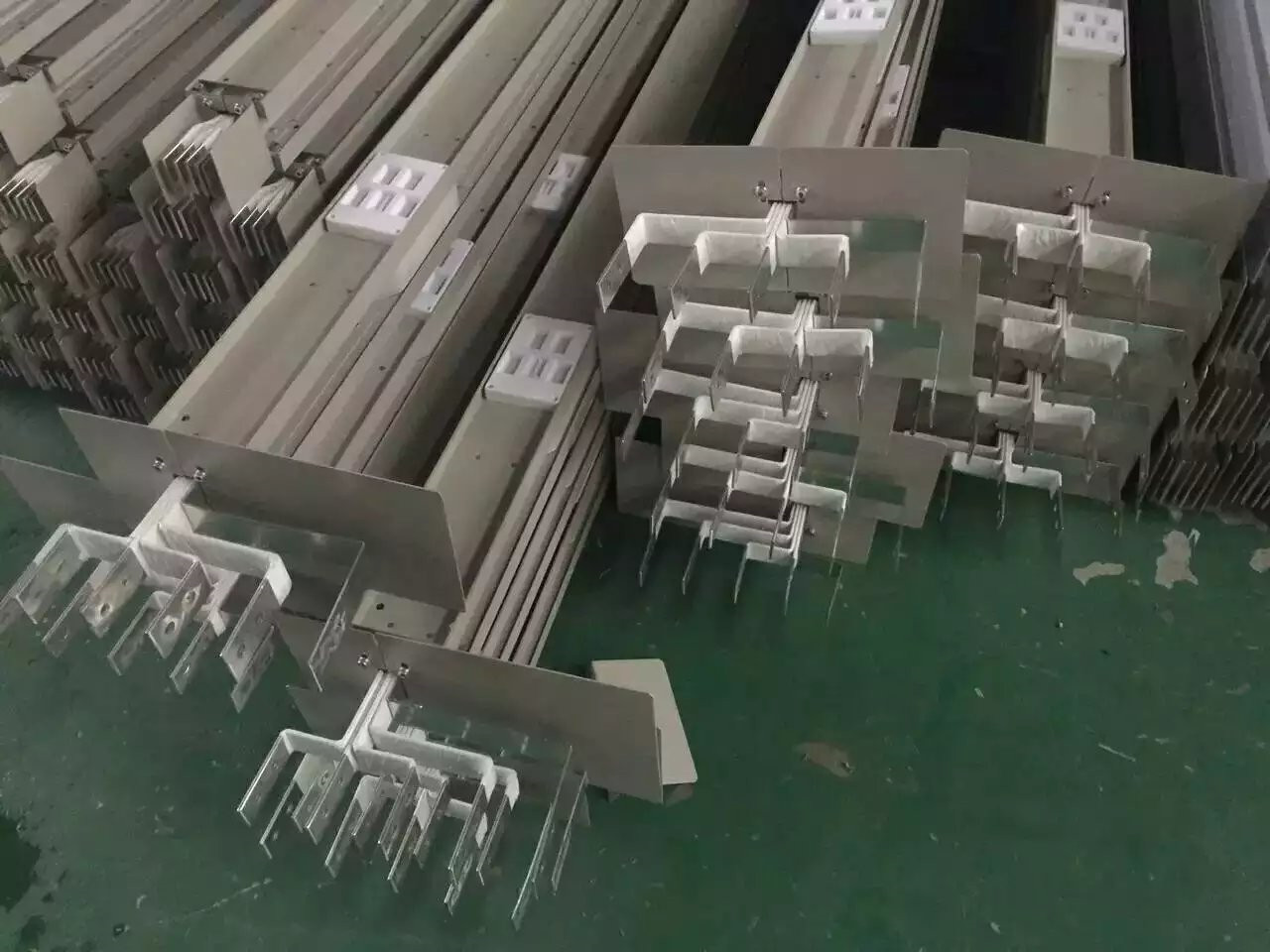 <b>密集型母線(xiàn)槽發(fā)貨 (4</b>