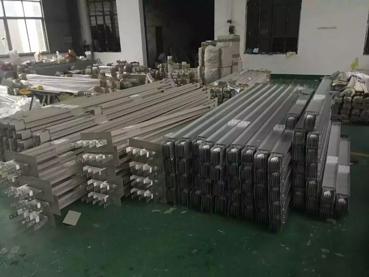 <b>密集型母線(xiàn)槽發(fā)貨 (5</b>